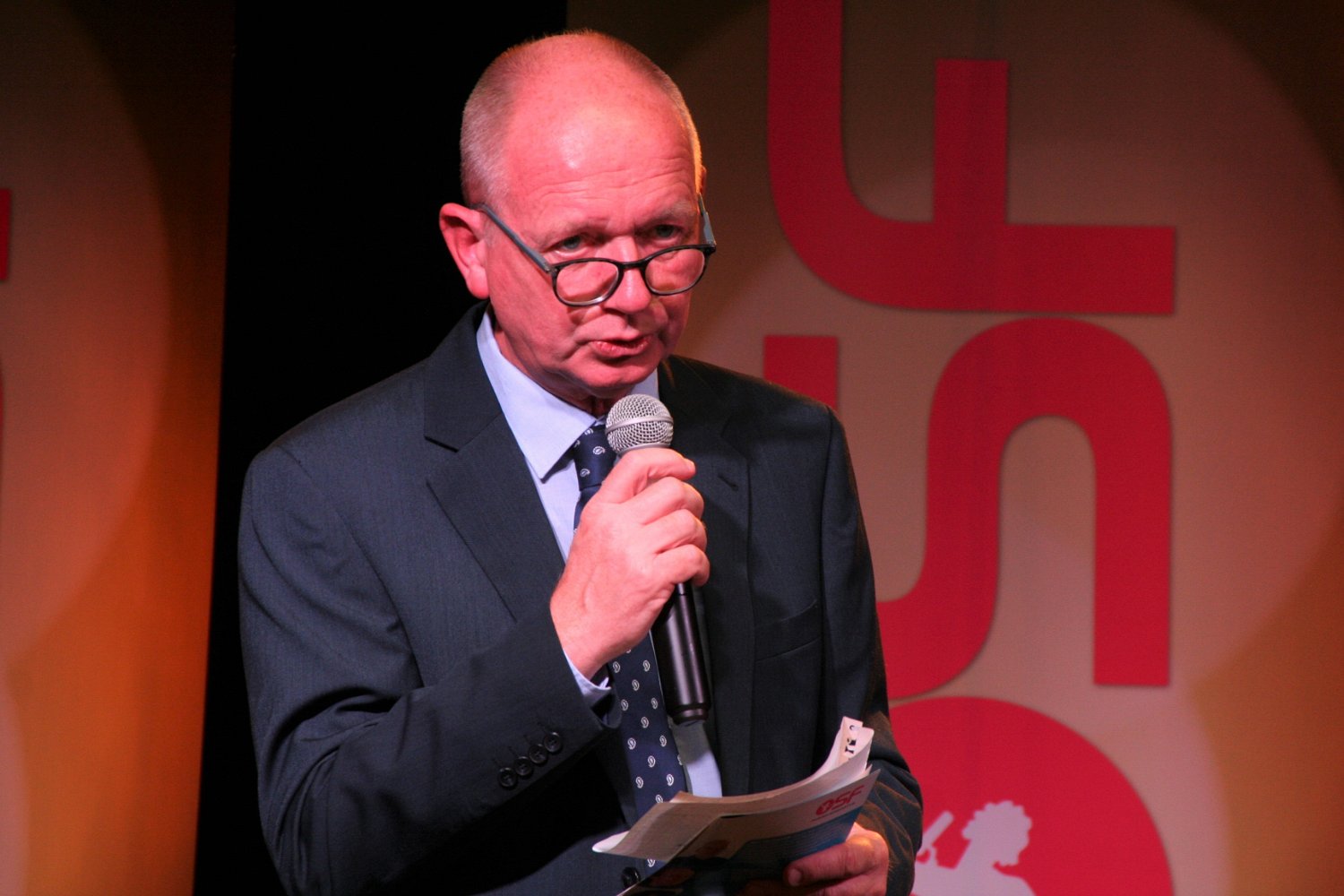 Presentator Jos van Duijn