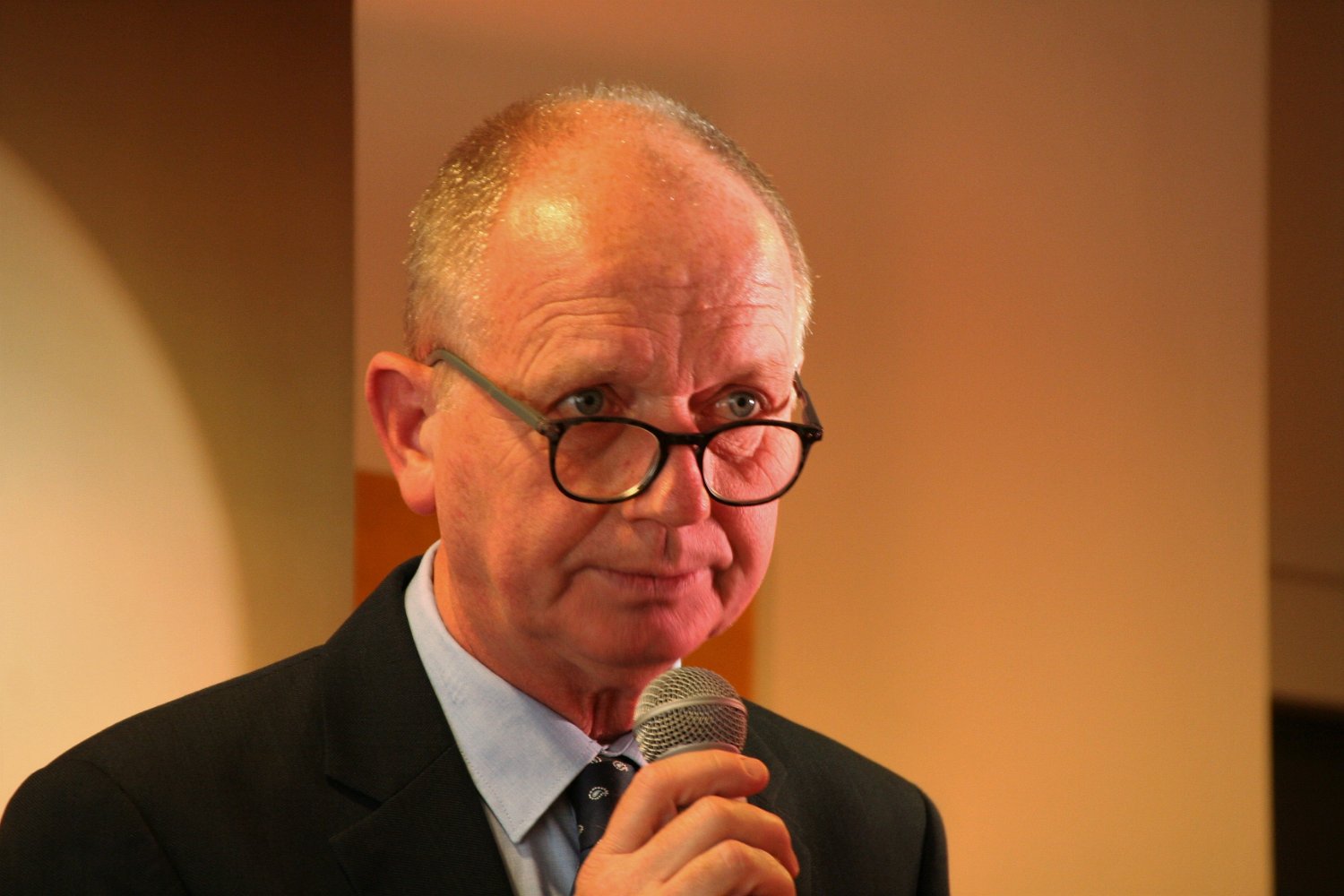 5 presentator Jos van Duijn